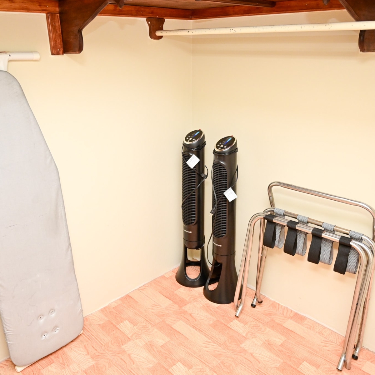 Bedroom 2 – Closet-min