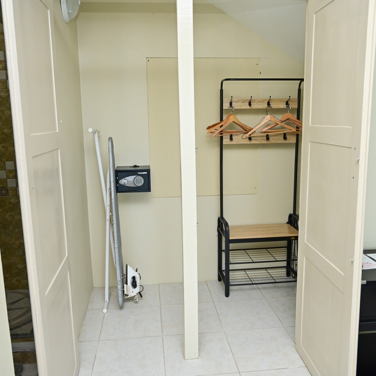 Bedroom 3 – Closet-min