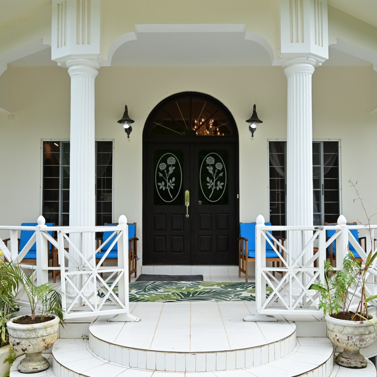 Entrance to Reception-min